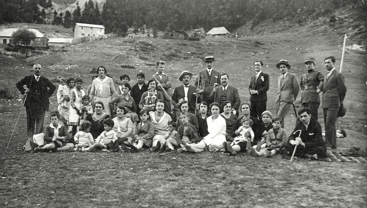 Commemorative photo of the Chatzigaki family at Pertouli